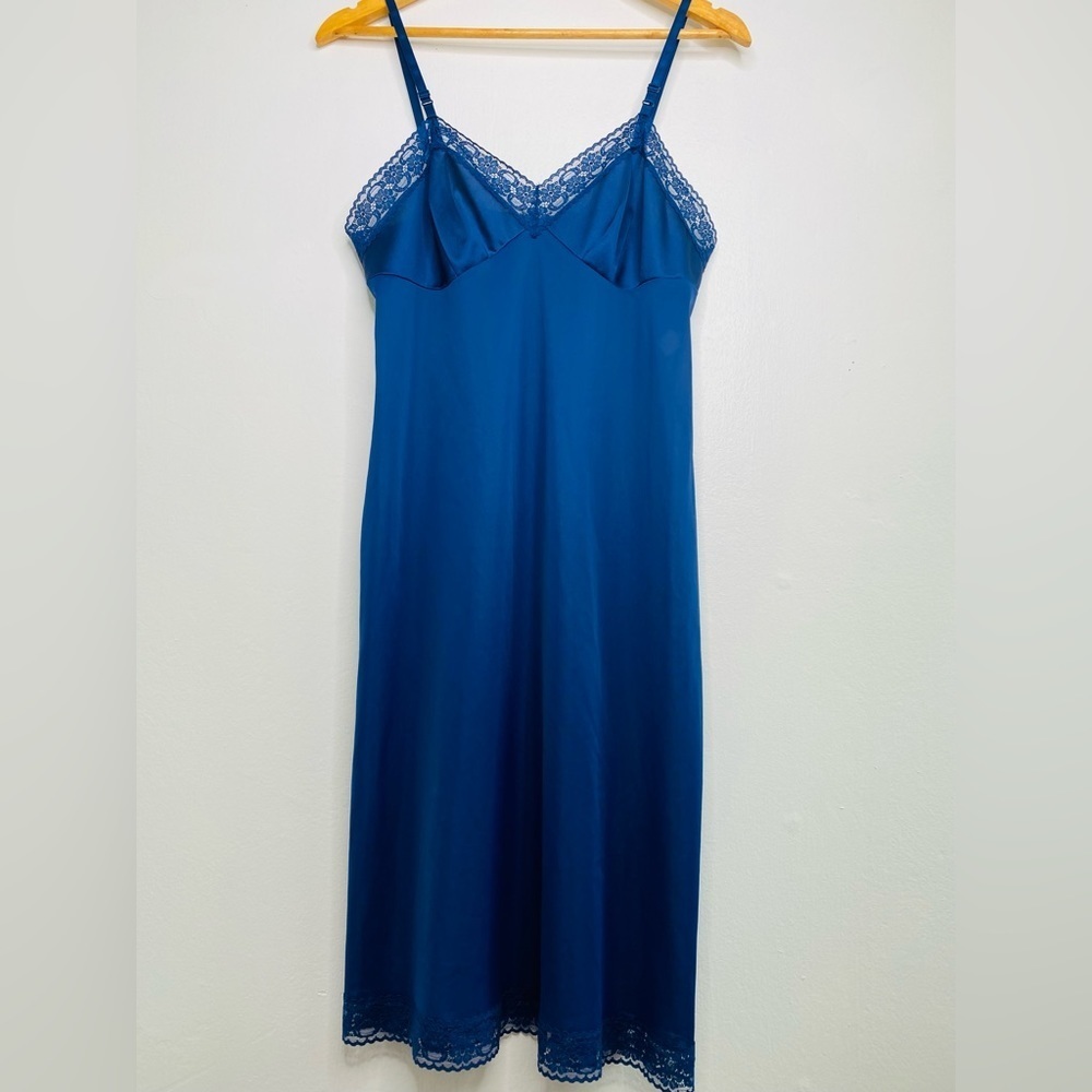 Vanity fair Vintage Nylon and Lace Full Slip Midi Navy Blue Size M Pin up Retro